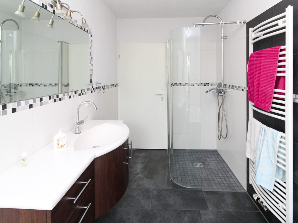 VR Immobilien GmbH - Immobilienangebot - Petersberg - Alle - Attraktive 4-Zimmer-Wohnung in Petersberg mit Terrasse, Balkon und großem Garten
