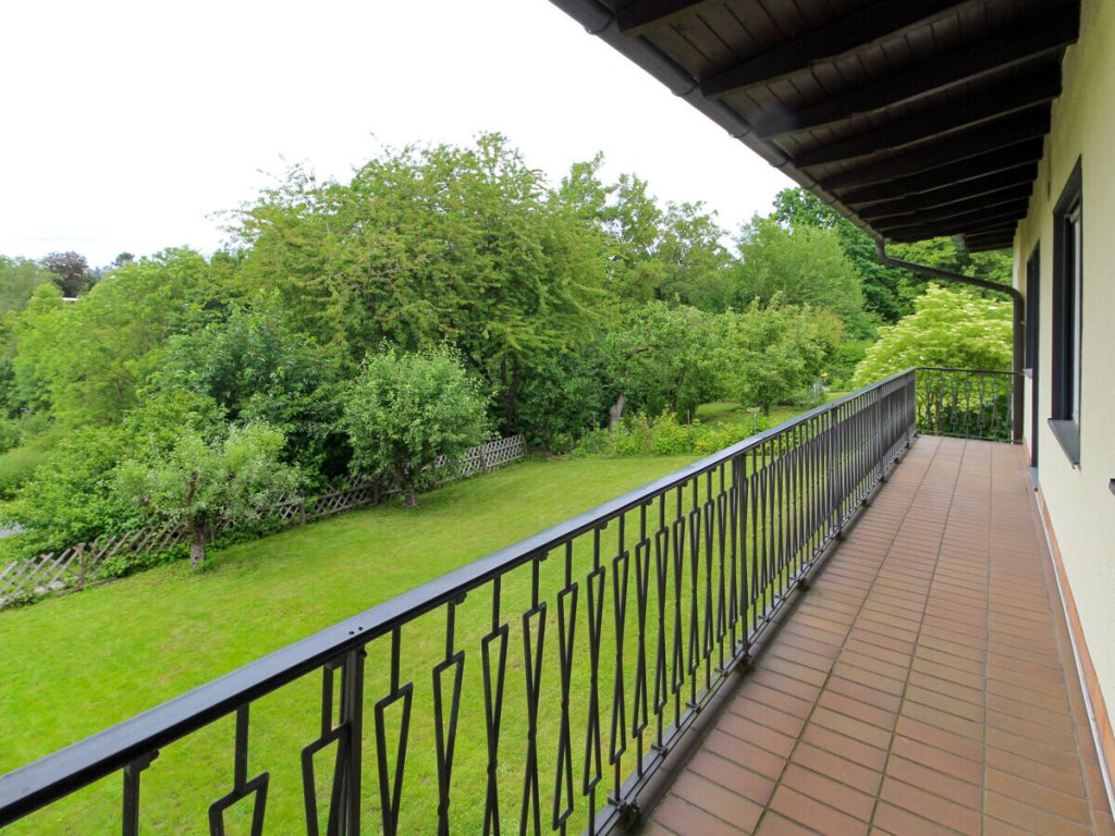 VR Immobilien GmbH - Immobilienangebot - Petersberg - Alle - Attraktive 4-Zimmer-Wohnung in Petersberg mit Terrasse, Balkon und großem Garten