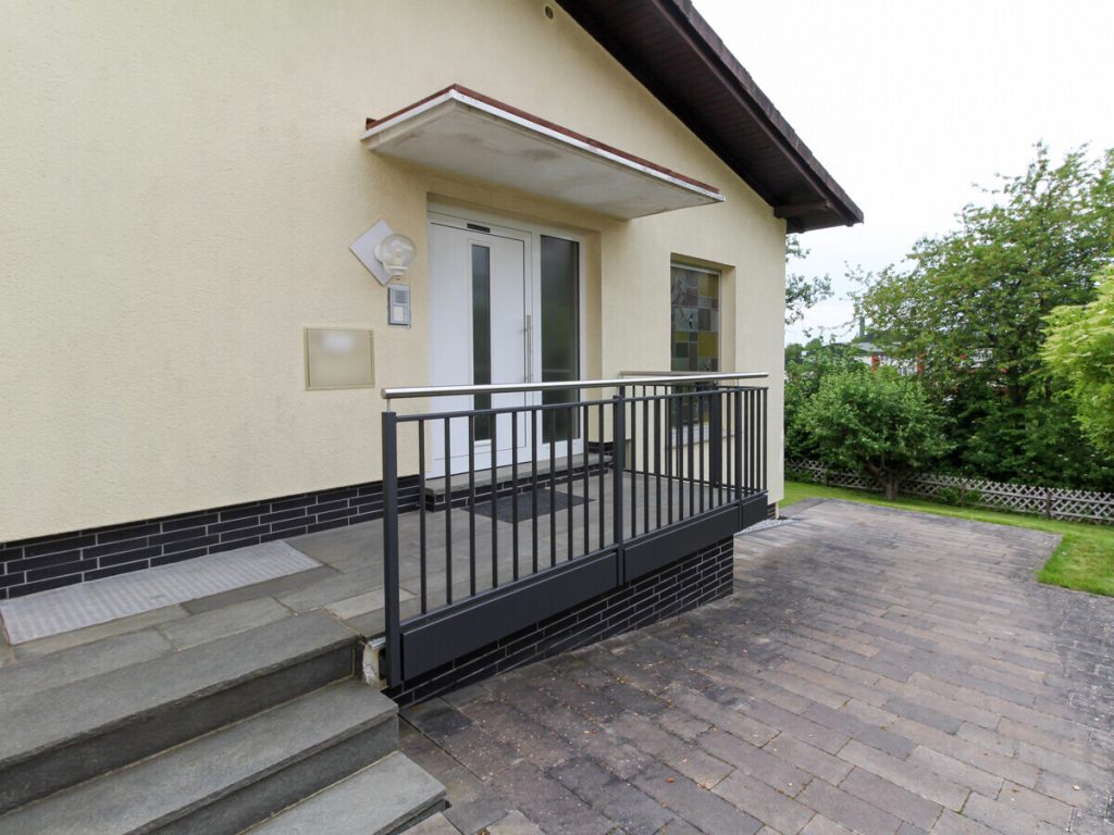 VR Immobilien GmbH - Immobilienangebot - Petersberg - Alle - Attraktive 4-Zimmer-Wohnung in Petersberg mit Terrasse, Balkon und großem Garten