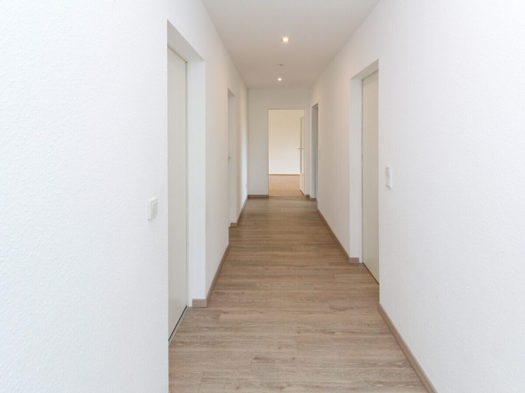 VR Immobilien GmbH - Immobilienangebot - Petersberg - Alle - Attraktive 4-Zimmer-Wohnung in Petersberg mit Terrasse, Balkon und großem Garten