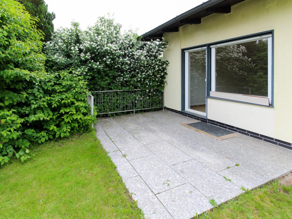 VR Immobilien GmbH - Immobilienangebot - Petersberg - Alle - Attraktive 4-Zimmer-Wohnung in Petersberg mit Terrasse, Balkon und großem Garten