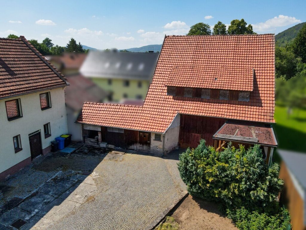 VR Immobilien GmbH - Immobilienangebot - Kaltennordheim - Alle - Hofanlage mit Scheune und Entwicklungspotenzial in Unterweid