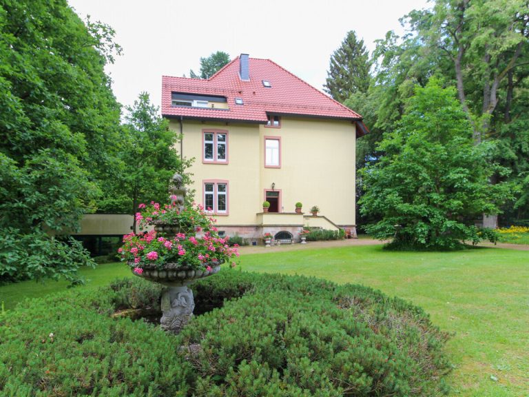  VR Immobilien GmbH - Immobilienangebot - Gersfeld - Alle - Elegante Wohnung in der Waldvilla – Historie trifft modernen Komfort