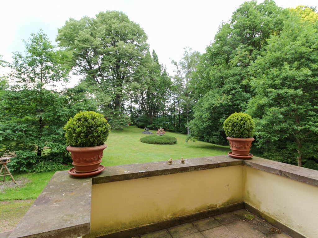 VR Immobilien GmbH - Immobilienangebot - Gersfeld - Alle - Elegante Wohnung in der Waldvilla – Historie trifft modernen Komfort