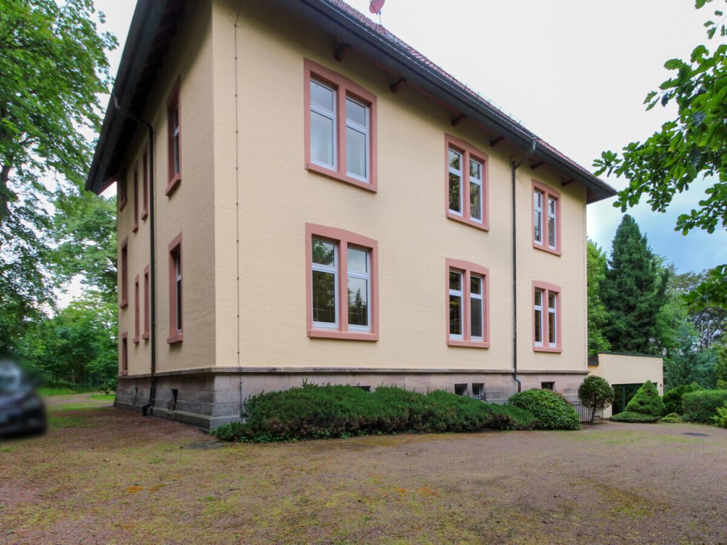 VR Immobilien GmbH - Immobilienangebot - Gersfeld - Alle - Elegante Wohnung in der Waldvilla – Historie trifft modernen Komfort