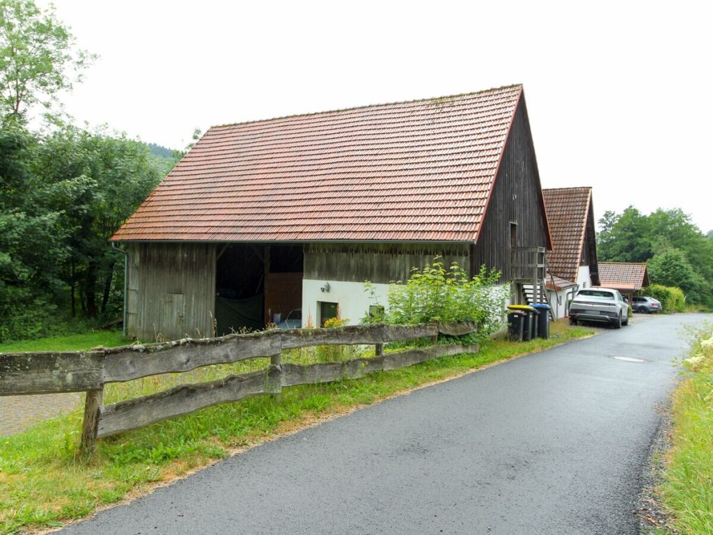 VR Immobilien GmbH - Immobilienangebot - Gersfeld - Alle - RESERVIERT: Naturverbunden wohnen in der Rhön – Haus mit Scheune und Raum für vielfältige Wohnideen