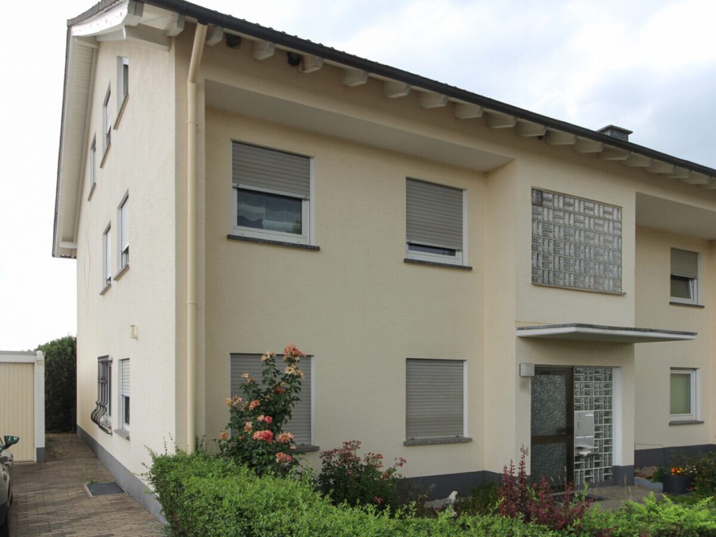 VR Immobilien GmbH - Immobilienangebot - Bad Salzschlirf - Alle - Modern sanierte 2-Zimmer-Wohnung mit Balkon und herrlichem Ausblick