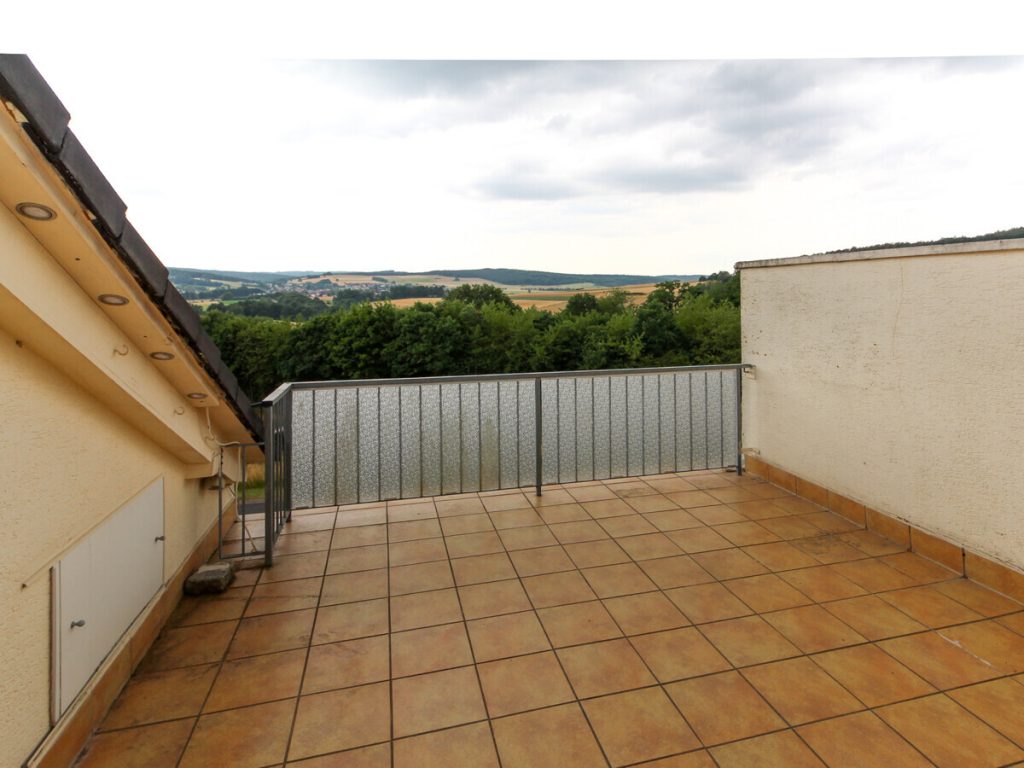VR Immobilien GmbH - Immobilienangebot - Bad Salzschlirf - Alle - Modern sanierte 2-Zimmer-Wohnung mit Balkon und herrlichem Ausblick