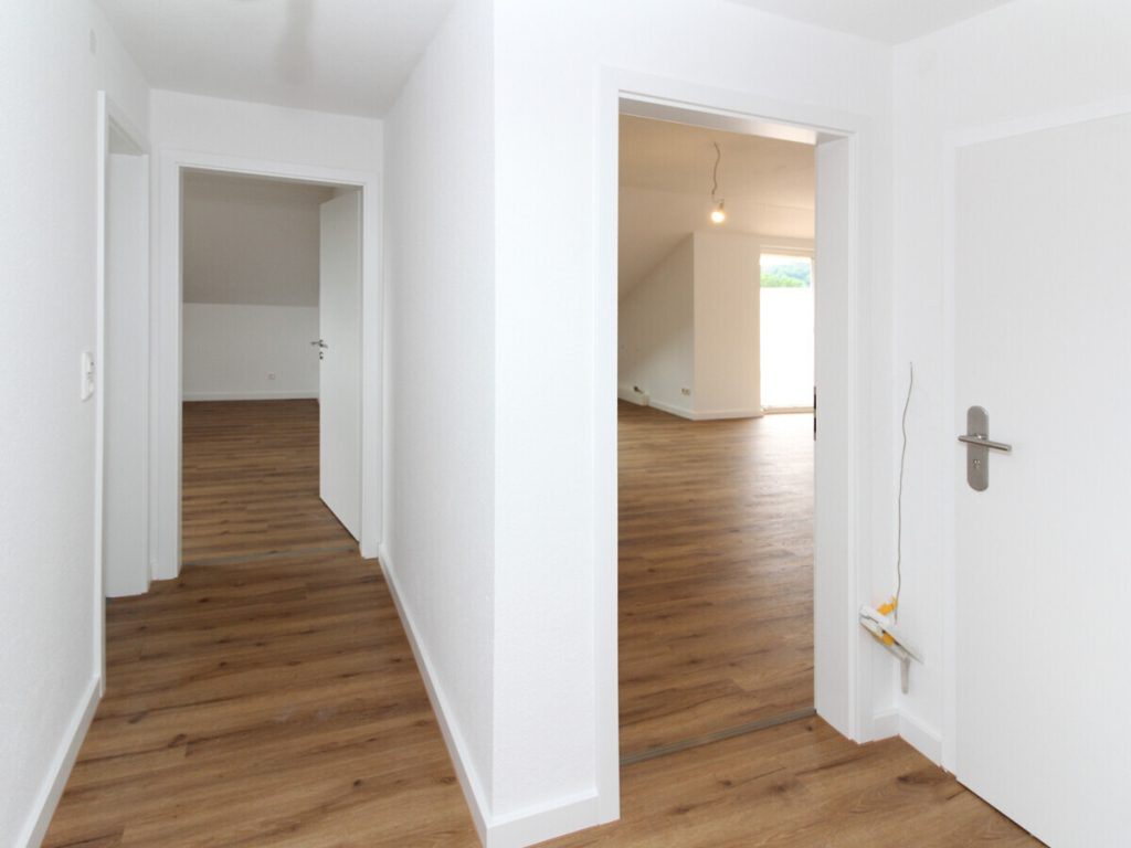 VR Immobilien GmbH - Immobilienangebot - Bad Salzschlirf - Alle - Modern sanierte 2-Zimmer-Wohnung mit Balkon und herrlichem Ausblick
