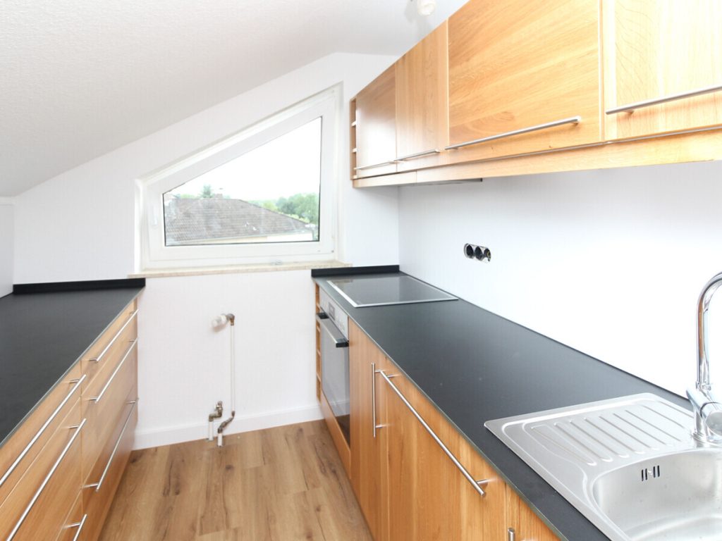VR Immobilien GmbH - Immobilienangebot - Bad Salzschlirf - Alle - Modern sanierte 2-Zimmer-Wohnung mit Balkon und herrlichem Ausblick