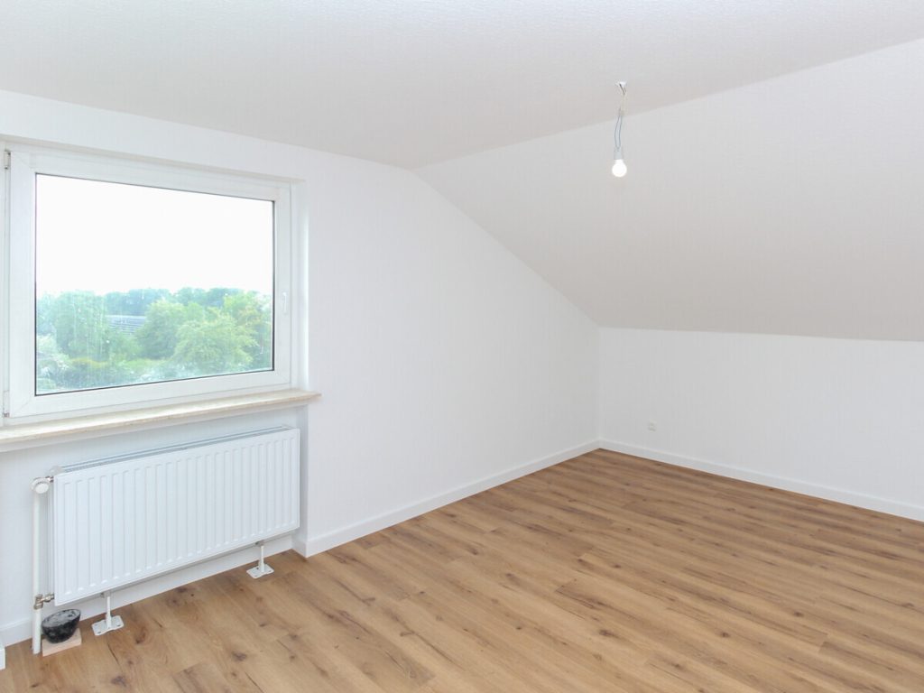 VR Immobilien GmbH - Immobilienangebot - Bad Salzschlirf - Alle - Modern sanierte 2-Zimmer-Wohnung mit Balkon und herrlichem Ausblick