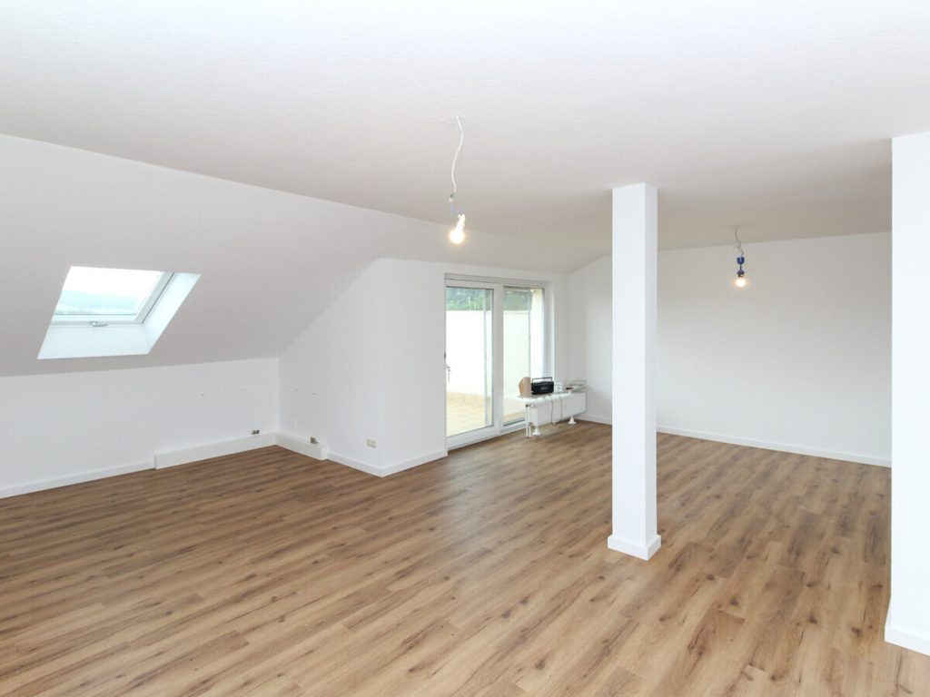 VR Immobilien GmbH - Immobilienangebot - Bad Salzschlirf - Alle - Modern sanierte 2-Zimmer-Wohnung mit Balkon und herrlichem Ausblick