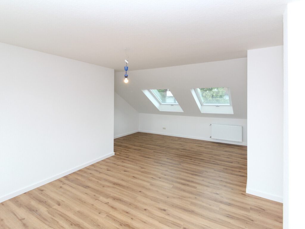 VR Immobilien GmbH - Immobilienangebot - Bad Salzschlirf - Alle - Modern sanierte 2-Zimmer-Wohnung mit Balkon und herrlichem Ausblick