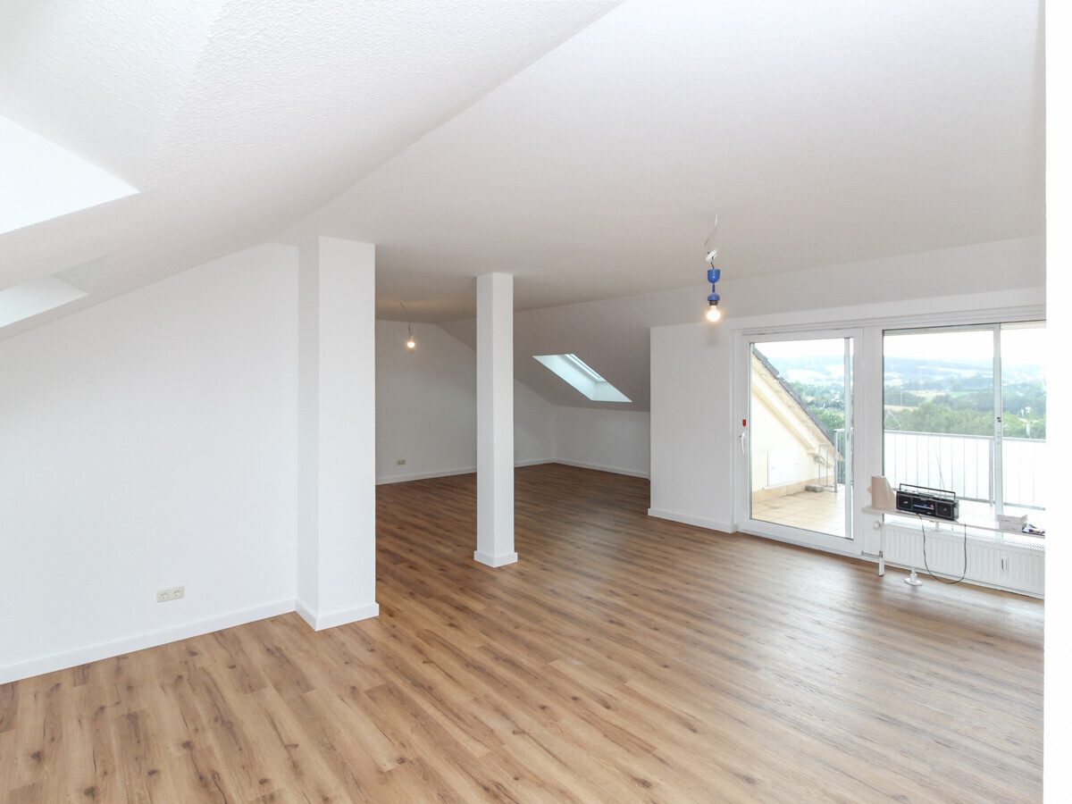 VR Immobilien GmbH - Immobilienangebot - Bad Salzschlirf - Alle - Modern sanierte 2-Zimmer-Wohnung mit Balkon und herrlichem Ausblick