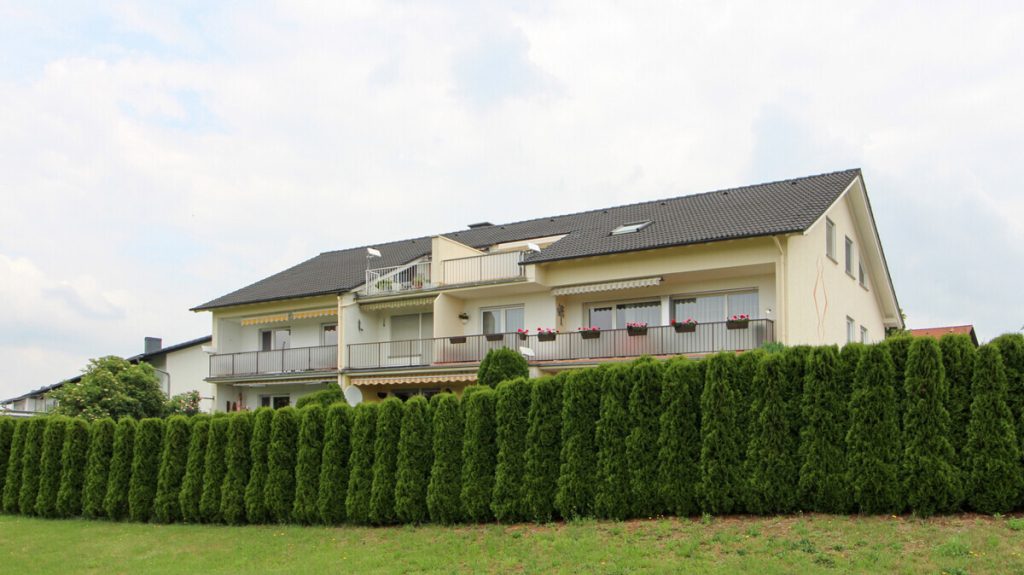 VR Immobilien GmbH - Immobilienangebot - Bad Salzschlirf - Alle - Modern sanierte 2-Zimmer-Wohnung mit Balkon und herrlichem Ausblick