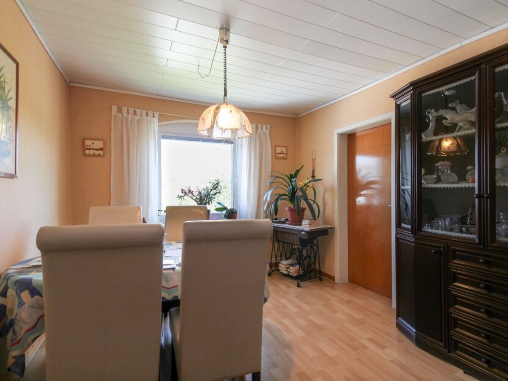 VR Immobilien GmbH - Immobilienangebot - Burghaun - Alle - RESERVIERT: Solide Kapitalanlage oder Eigenheim mit Entwicklungsmöglichkeiten – Dreifamilienhaus in Burghaun