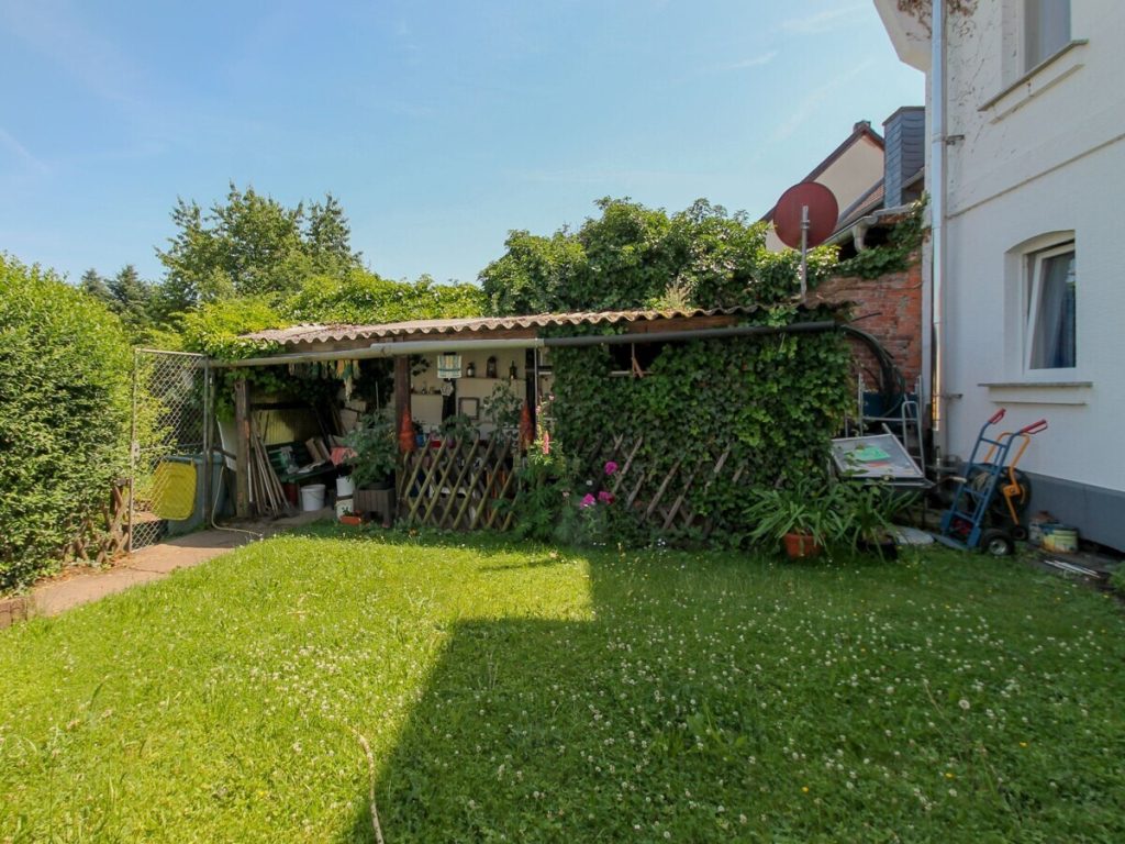 VR Immobilien GmbH - Immobilienangebot - Burghaun - Alle - RESERVIERT: Solide Kapitalanlage oder Eigenheim mit Entwicklungsmöglichkeiten – Dreifamilienhaus in Burghaun