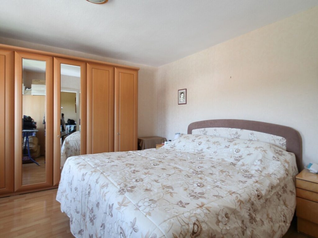 VR Immobilien GmbH - Immobilienangebot - Burghaun - Alle - RESERVIERT: Solide Kapitalanlage oder Eigenheim mit Entwicklungsmöglichkeiten – Dreifamilienhaus in Burghaun