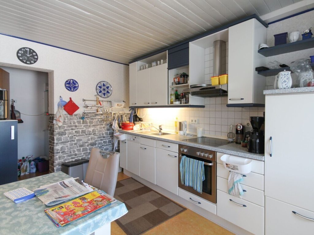 VR Immobilien GmbH - Immobilienangebot - Burghaun - Alle - RESERVIERT: Solide Kapitalanlage oder Eigenheim mit Entwicklungsmöglichkeiten – Dreifamilienhaus in Burghaun