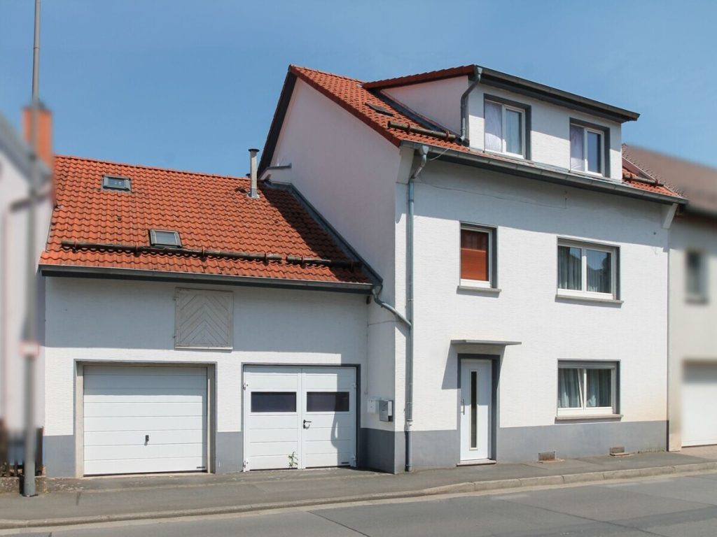 VR Immobilien GmbH - Immobilienangebot - Burghaun - Alle - RESERVIERT: Solide Kapitalanlage oder Eigenheim mit Entwicklungsmöglichkeiten – Dreifamilienhaus in Burghaun