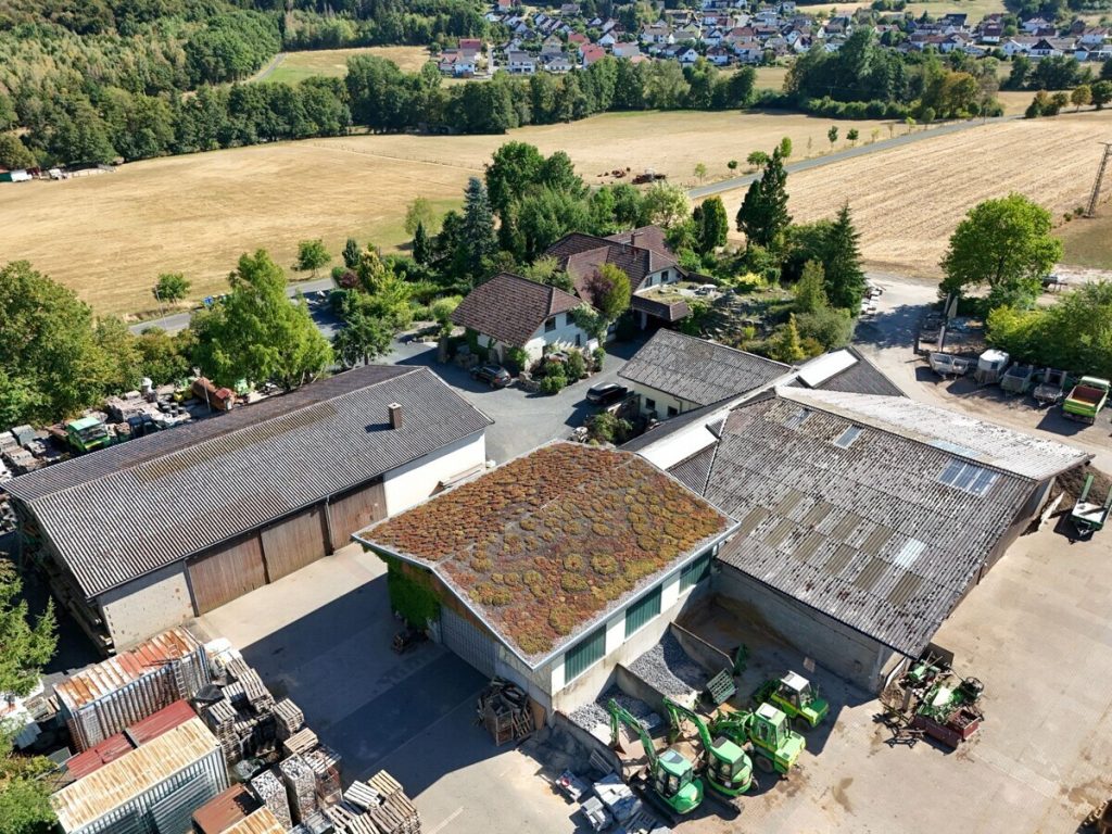 VR Immobilien GmbH - Immobilienangebot - Schlüchtern - Alle - Vielseitiges Betriebsanwesen in Alleinlage mit Wohnhaus, Büro und vier stützenfreien Gewerbehallen
