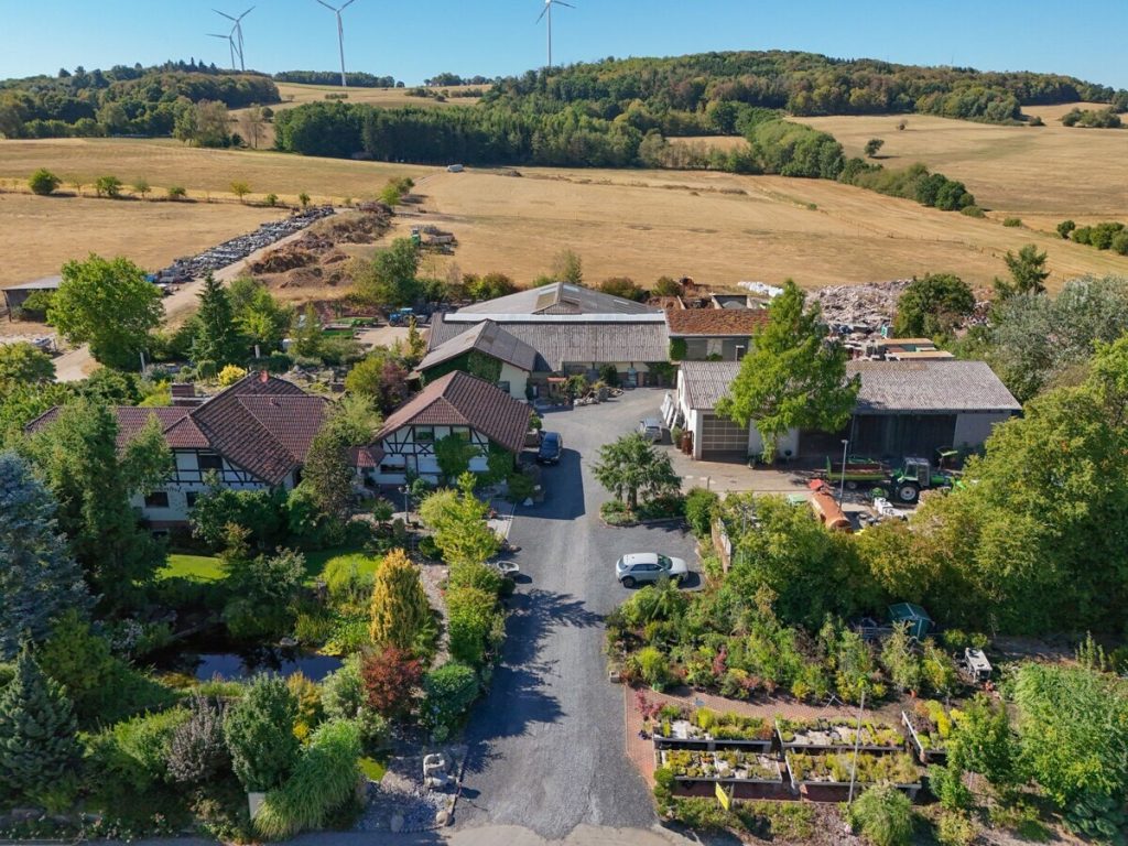 VR Immobilien GmbH - Immobilienangebot - Schlüchtern - Alle - Vielseitiges Betriebsanwesen in Alleinlage mit Wohnhaus, Büro und vier stützenfreien Gewerbehallen