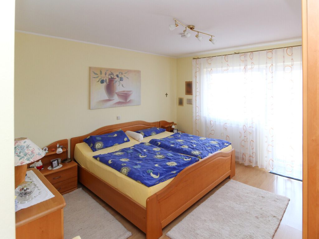 VR Immobilien GmbH - Immobilienangebot - Petersberg - Alle - Großzügige 4-Zimmer-Erdgeschosswohnung mit Terrasse und Garten