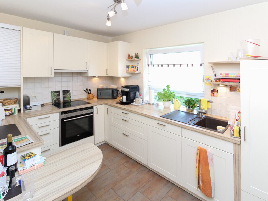 VR Immobilien GmbH - Immobilienangebot - Petersberg - Alle - Großzügige 4-Zimmer-Erdgeschosswohnung mit Terrasse und Garten