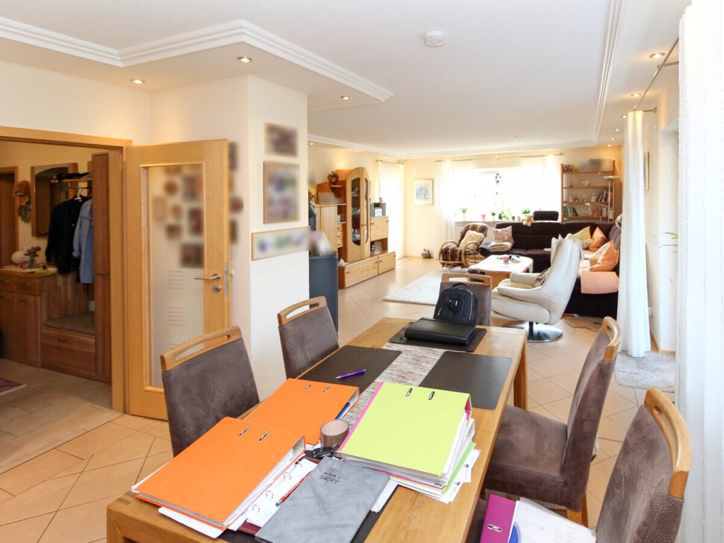VR Immobilien GmbH - Immobilienangebot - Petersberg - Alle - Großzügige 4-Zimmer-Erdgeschosswohnung mit Terrasse und Garten
