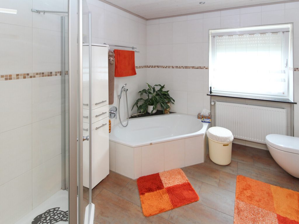 VR Immobilien GmbH - Immobilienangebot - Petersberg - Alle - Großzügige 4-Zimmer-Erdgeschosswohnung mit Terrasse und Garten