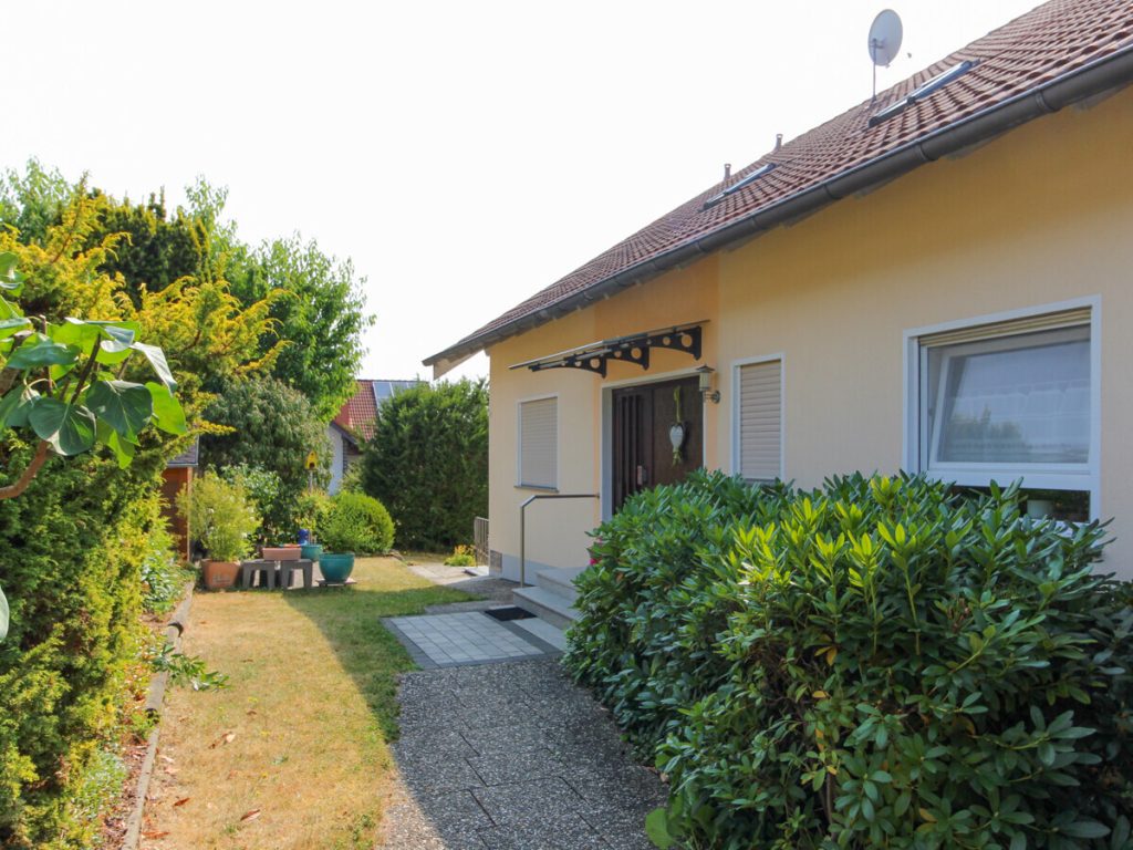 VR Immobilien GmbH - Immobilienangebot - Petersberg - Alle - Großzügige 4-Zimmer-Erdgeschosswohnung mit Terrasse und Garten