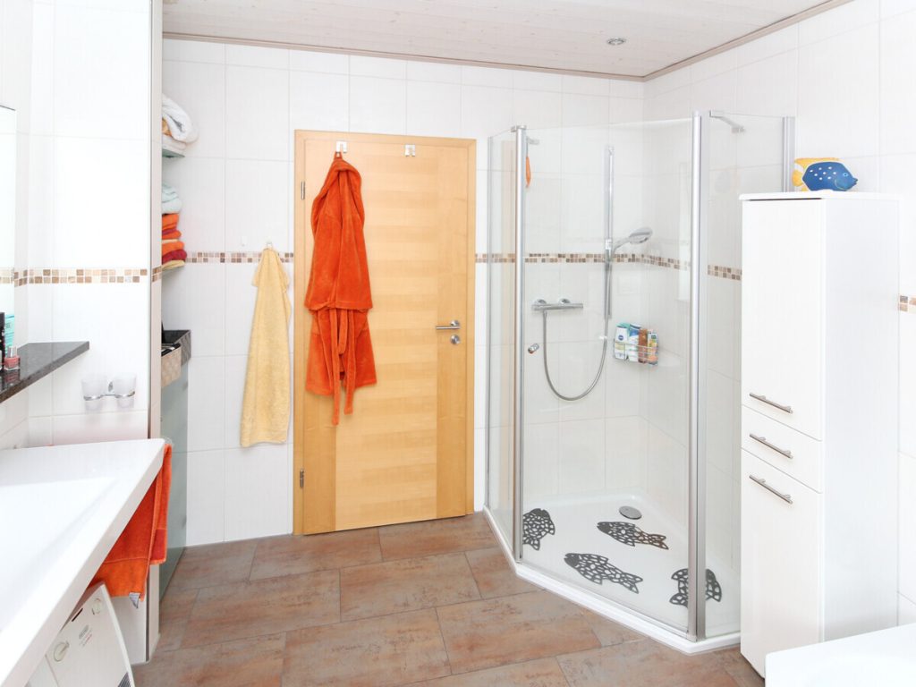VR Immobilien GmbH - Immobilienangebot - Petersberg - Alle - Großzügige 4-Zimmer-Erdgeschosswohnung mit Terrasse und Garten
