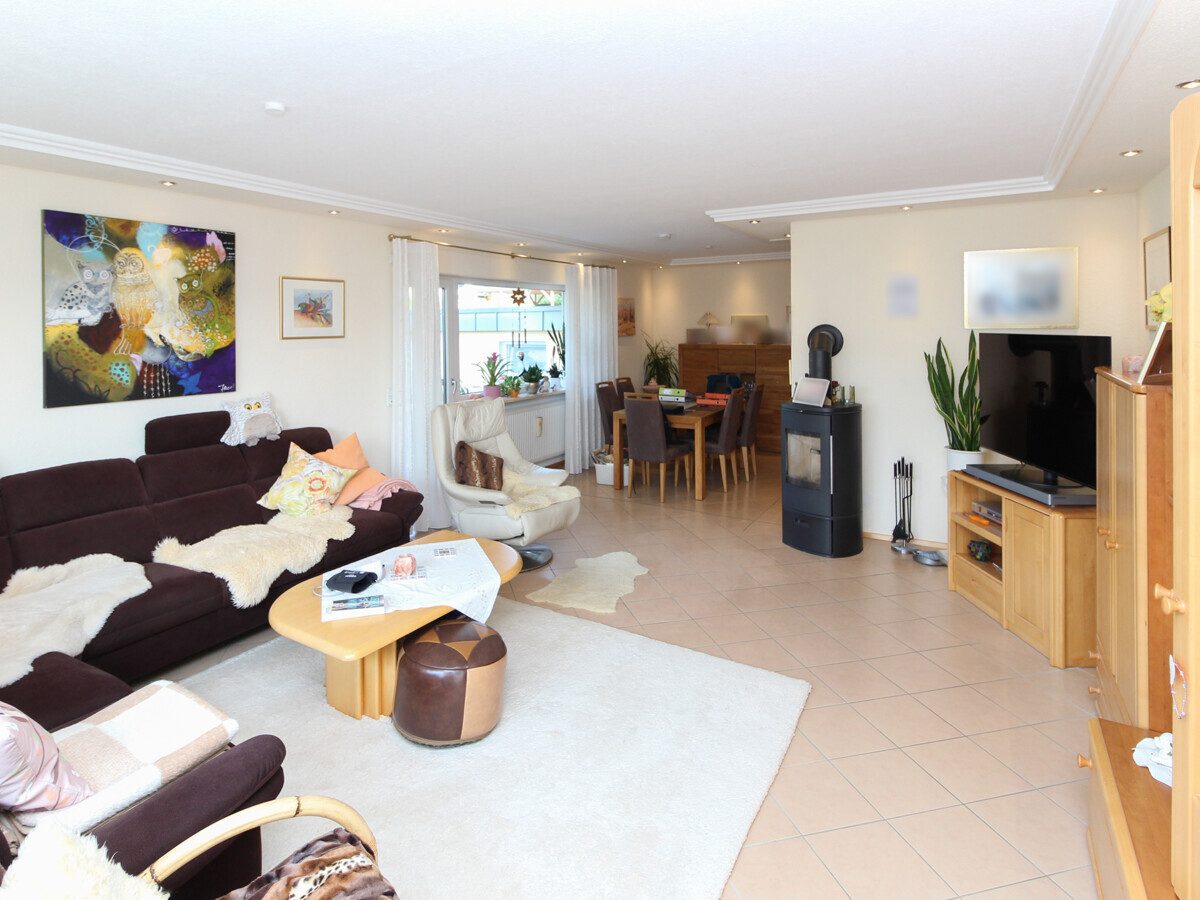  VR Immobilien GmbH - Immobilienangebot - Petersberg - Alle - Großzügige 4-Zimmer-Erdgeschosswohnung mit Terrasse und Garten