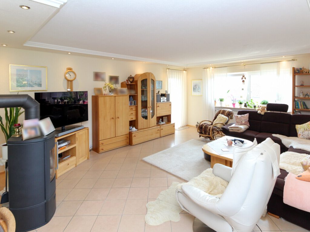 VR Immobilien GmbH - Immobilienangebot - Petersberg - Alle - Großzügige 4-Zimmer-Erdgeschosswohnung mit Terrasse und Garten