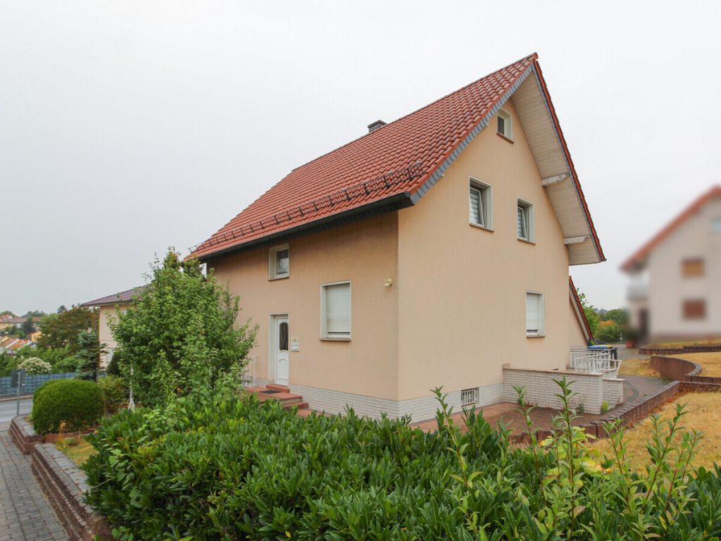 VR Immobilien GmbH - Immobilienangebot - Künzell - Alle - Gemütliche 2,5-Zimmer-Dachgeschosswohnung mit Einbauküche in Künzell