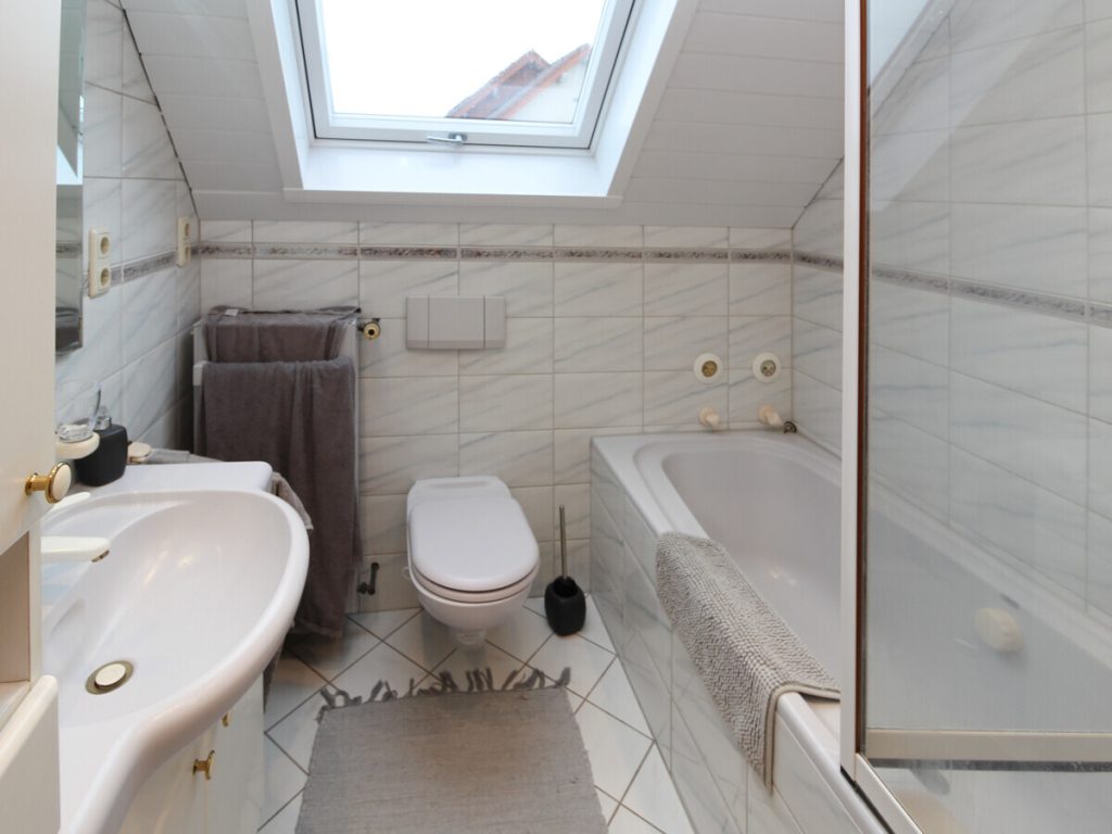 VR Immobilien GmbH - Immobilienangebot - Künzell - Alle - Gemütliche 2,5-Zimmer-Dachgeschosswohnung mit Einbauküche in Künzell