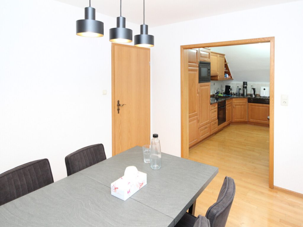 VR Immobilien GmbH - Immobilienangebot - Künzell - Alle - Gemütliche 2,5-Zimmer-Dachgeschosswohnung mit Einbauküche in Künzell