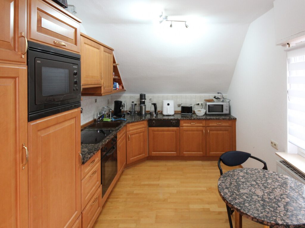 VR Immobilien GmbH - Immobilienangebot - Künzell - Alle - Gemütliche 2,5-Zimmer-Dachgeschosswohnung mit Einbauküche in Künzell