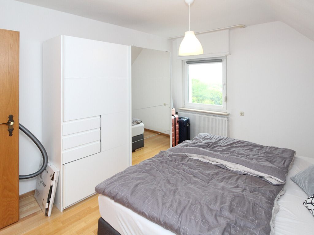 VR Immobilien GmbH - Immobilienangebot - Künzell - Alle - Gemütliche 2,5-Zimmer-Dachgeschosswohnung mit Einbauküche in Künzell