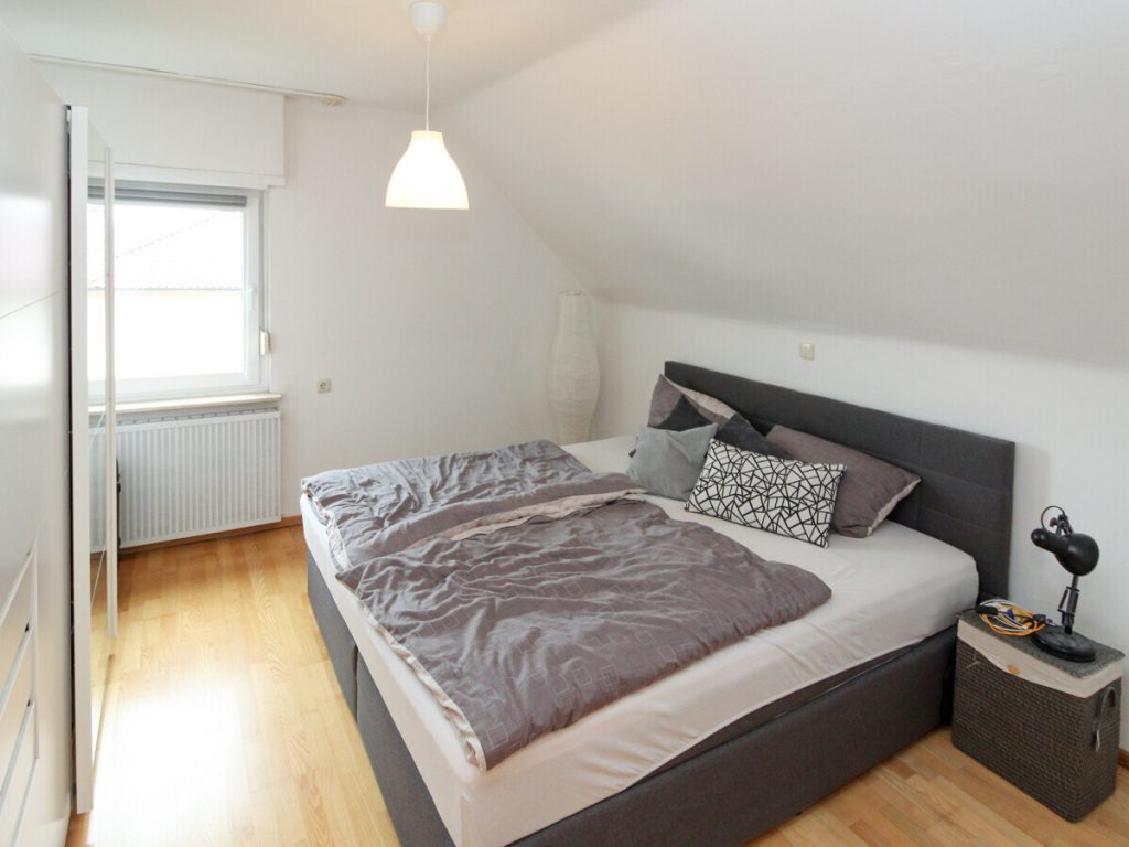VR Immobilien GmbH - Immobilienangebot - Künzell - Alle - Gemütliche 2,5-Zimmer-Dachgeschosswohnung mit Einbauküche in Künzell