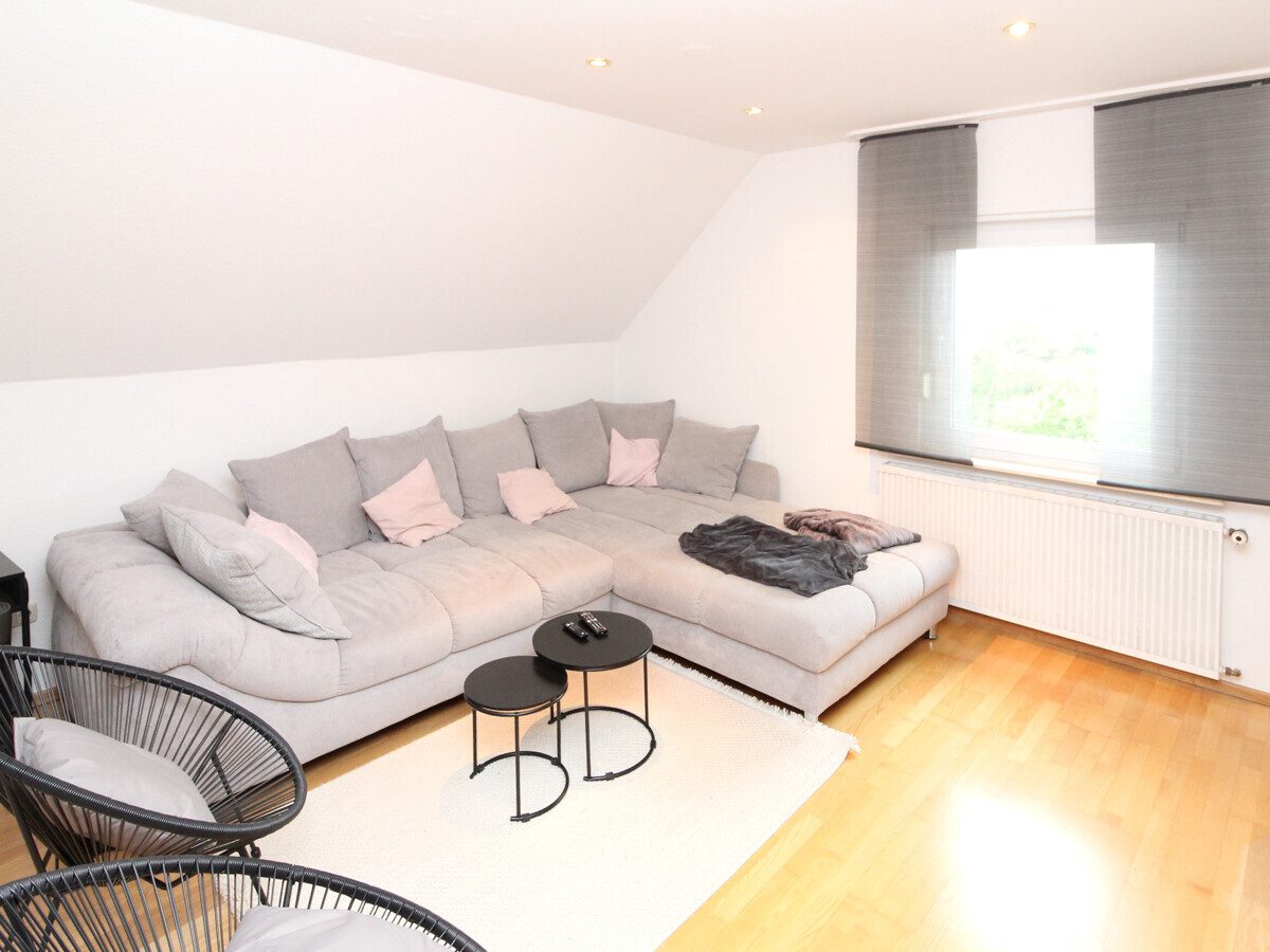  VR Immobilien GmbH - Immobilienangebot - Künzell - Alle - Gemütliche 2,5-Zimmer-Dachgeschosswohnung mit Einbauküche in Künzell