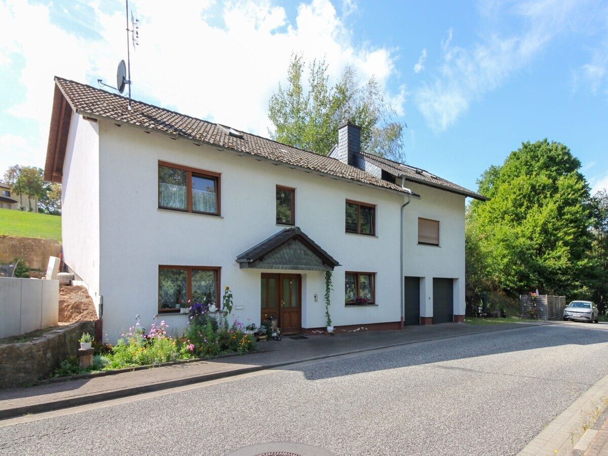 VR Immobilien GmbH - Immobilienangebot - Kalbach - Alle - Vermietetes Wohnhaus mit 2 Wohneinheiten und großen Garagen in Oberkalbach