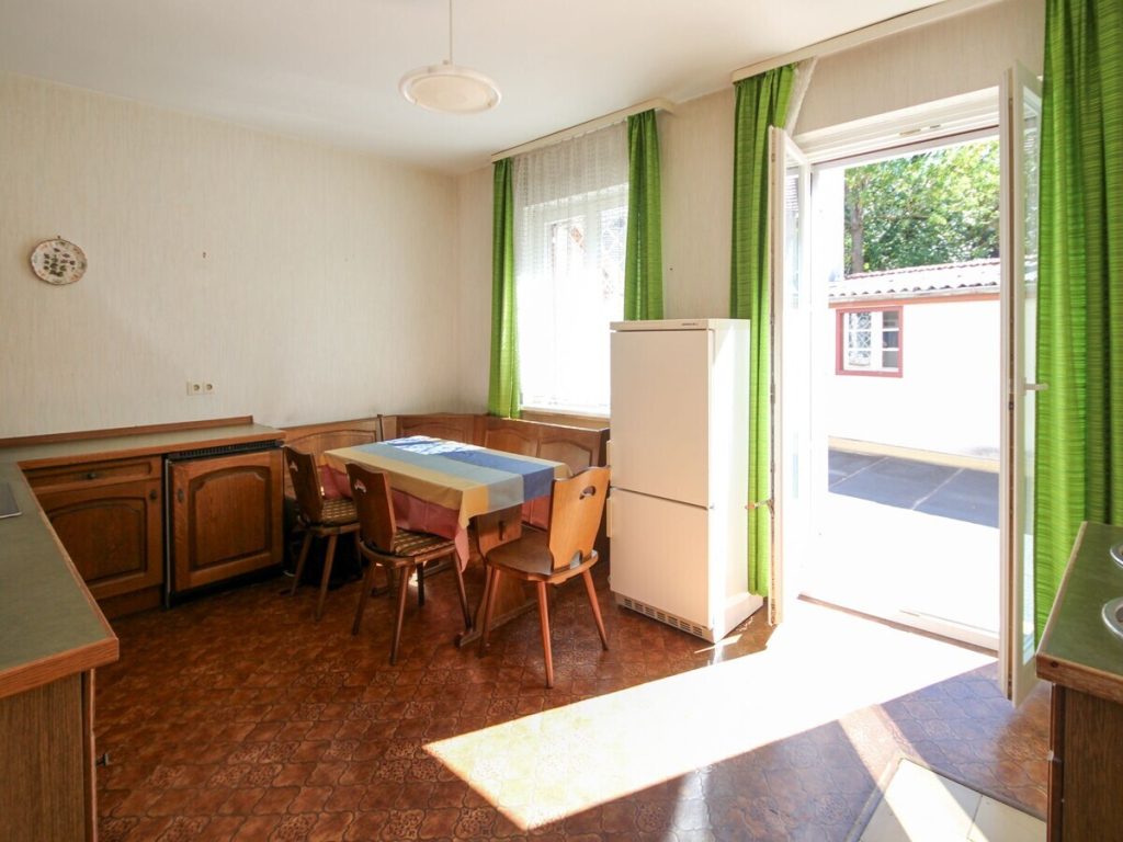 VR Immobilien GmbH - Immobilienangebot - Tann - Alle - Wohn- und Geschäftshaus mit viel Potenzial und Dachterrasse