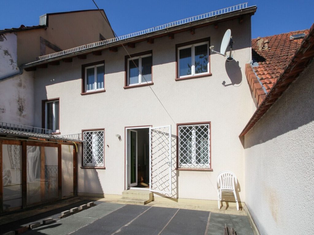 VR Immobilien GmbH - Immobilienangebot - Tann - Alle - Wohn- und Geschäftshaus mit viel Potenzial und Dachterrasse