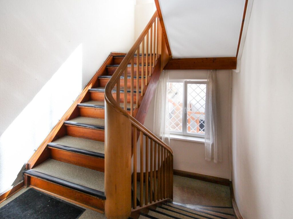 VR Immobilien GmbH - Immobilienangebot - Tann - Alle - Wohn- und Geschäftshaus mit viel Potenzial und Dachterrasse