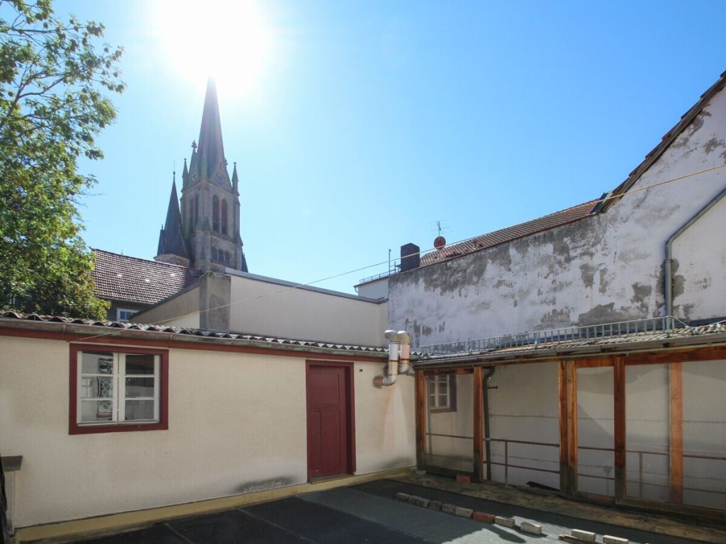 VR Immobilien GmbH - Immobilienangebot - Tann - Alle - Wohn- und Geschäftshaus mit viel Potenzial und Dachterrasse