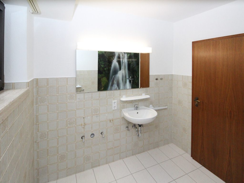 VR Immobilien GmbH - Immobilienangebot - Fulda - Alle - Frisch sanierte 2-Zimmer-Wohnung mit Terrasse und Garage