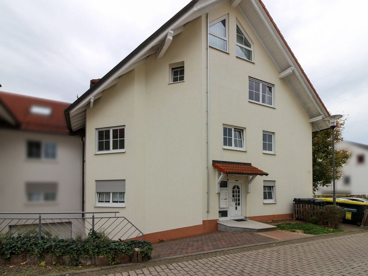 VR Immobilien GmbH - Immobilienangebot - Petersberg - Alle - Gepflegte 3-Zimmer-Wohnung mit Balkon und Tiefgaragenstellplatz in Petersberg