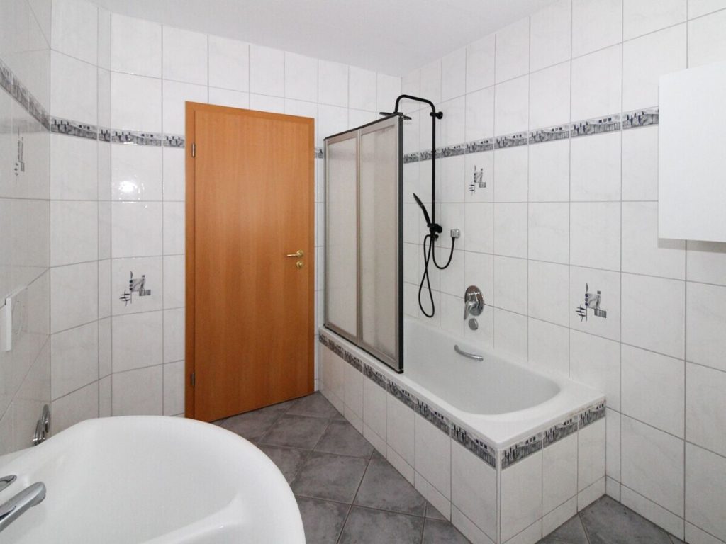 VR Immobilien GmbH - Immobilienangebot - Petersberg - Alle - Gepflegte 3-Zimmer-Wohnung mit Balkon und Tiefgaragenstellplatz in Petersberg