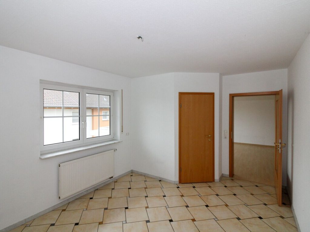 VR Immobilien GmbH - Immobilienangebot - Petersberg - Alle - Gepflegte 3-Zimmer-Wohnung mit Balkon und Tiefgaragenstellplatz in Petersberg
